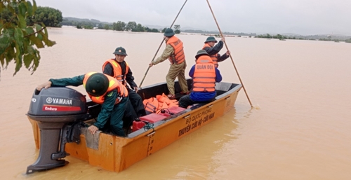 Mưa lũ gây nhiều thiệt hại tại Hương Khê (Hà Tĩnh): Bộ đội, dân quân giúp dân trong nguy khó